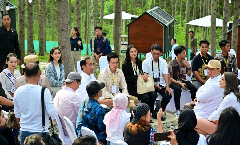 Saat Presiden Jokowi Ajak Para Penggiat Seni Makan Durian di IKN