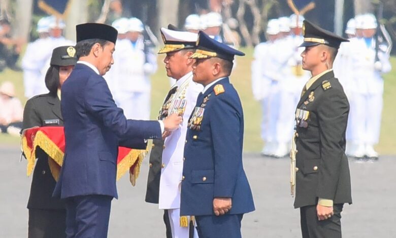 HUT Ke-78 TNI, Presiden Jokowi Anugerahkan Tanda Kehormatan Bagi Prajurit TNI