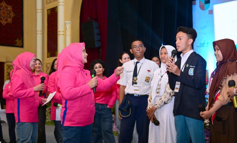 Ibu Iriana dan OASE KIM Sosialisasi Antinarkoba dan Literasi Digital kepada Pelajar