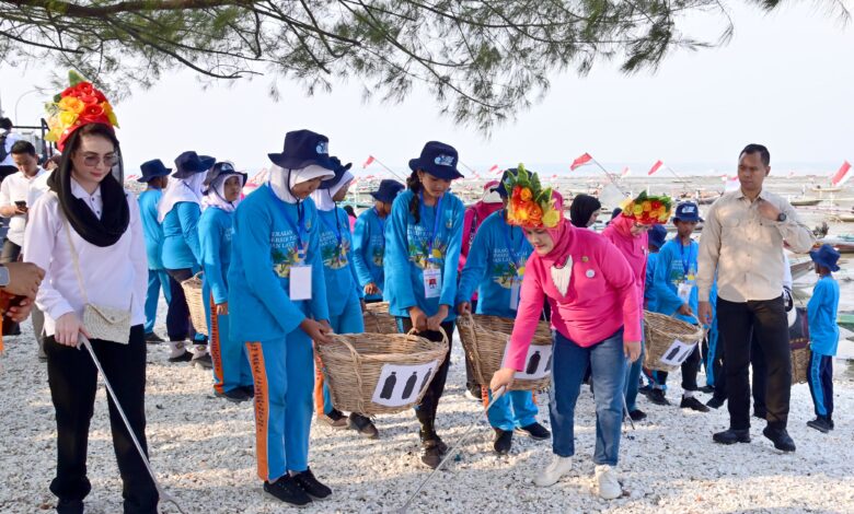 Bersama OASE KIM, Ibu Iriana Bersihkan Pantai dan Beri Edukasi Pengolahan Sampah