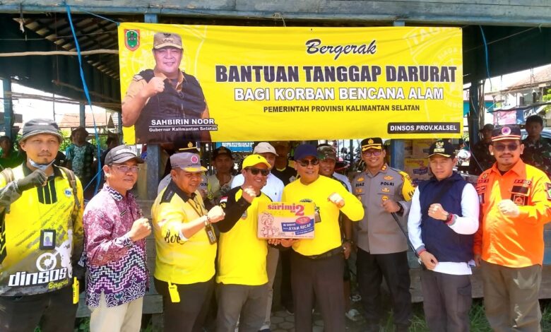 Pemprov Kalsel Bagikan Bantuan Tanggap Darurat Angin Puting Beliung di Jejangkit