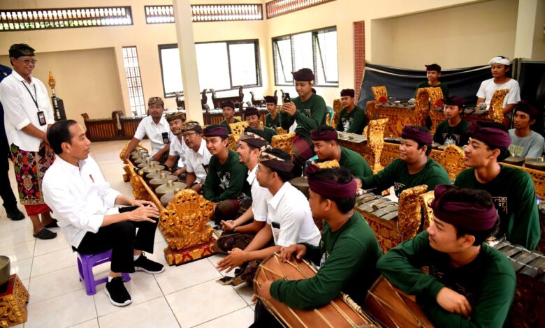 Presiden Joko Widodo meninjau langsung proses pembelajaran di SMKN 3 Sukawati, Kabupaten Gianyar, Provinsi Bali, pada Selasa (31/10/2023)