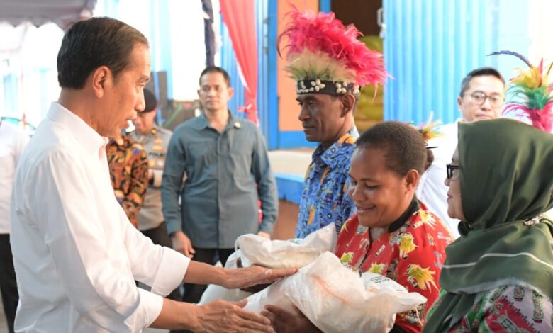 Presiden Jokowi Salurkan Bantuan Pangan CBP di Biak Numfor