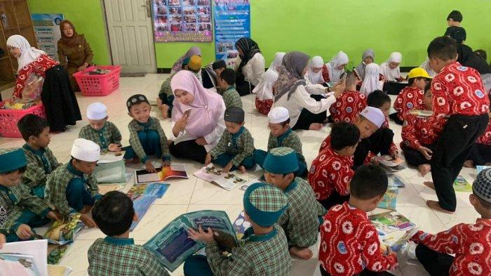 Aktif Terjun ke Masyarakat, Tim Perpustakaan Keliling Kunjungi TK dan KB Tunas Mulia