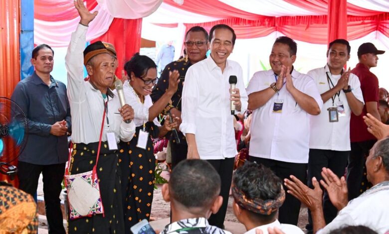 Presiden Jokowi Cek Stok Beras dan Bagikan Bantuan Pangan CBP di Kabupaten Nagekeo