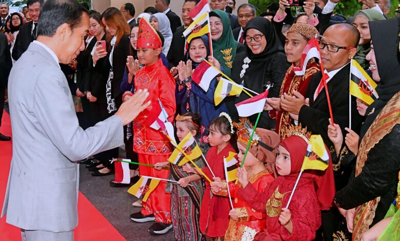 Dari Hanoi, Presiden Jokowi Tiba di Bandar Seri Begawan