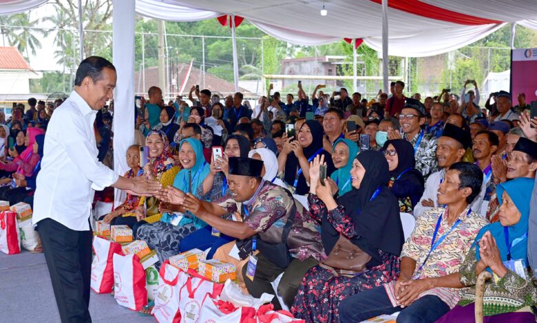 Presiden dan Ibu Iriana Cek Penyaluran Bantuan Pangan di Kota Salatiga