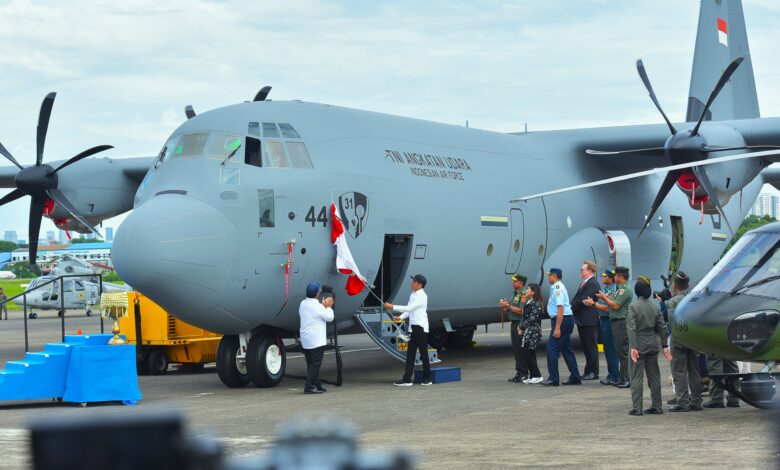 Presiden Jokowi Saksikan Penyerahan Pesawat Hercules untuk TNI AU