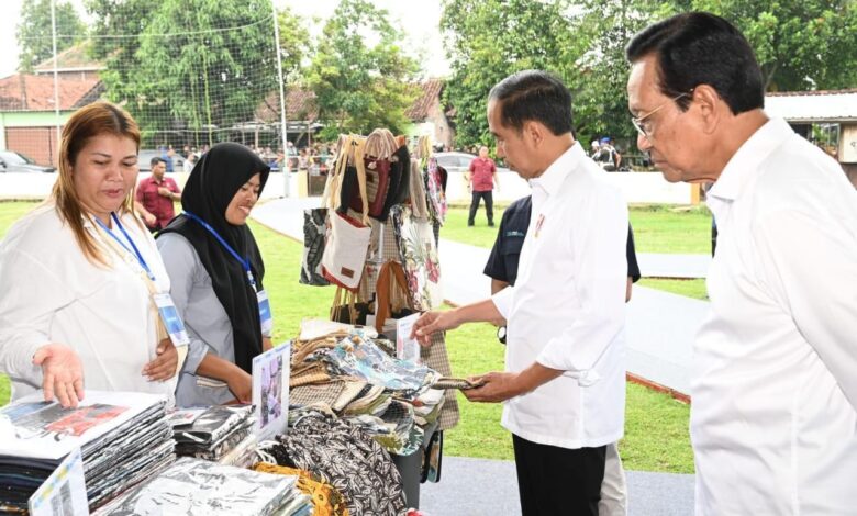 Beli Produk Nasabah Mekaar, Presiden: Sangat Bagus dan Kompetitif