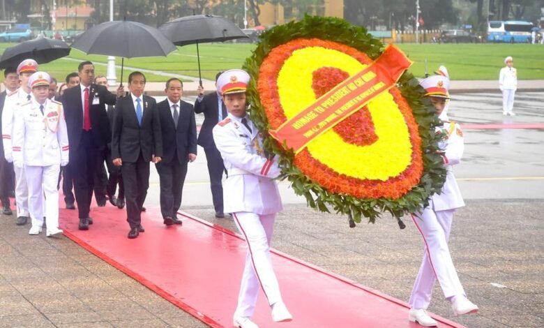 Presiden Jokowi mengunjungi Monumen Pahlawan Nasional Vietnam dan Mausoleum Ho Chi Minh di Hanoi, Vietnam, Jumat (12/01/2024). (Foto: BPMI Setpres)