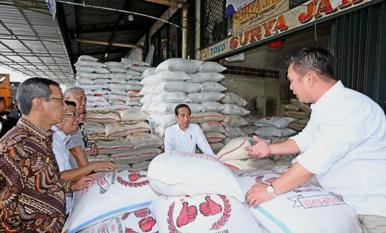 Tinjau Pasar Induk Cipinang, Presiden Jokowi Pastikan Stok Beras Tersedia