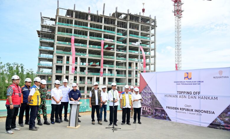 Presiden Jokowi Lakukan Topping Off Hunian ASN dan Hankam di IKN