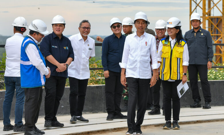 Presiden Jokowi Tinjau Kantor Presiden di IKN, Progres Pembangunan Capai 74 Persen