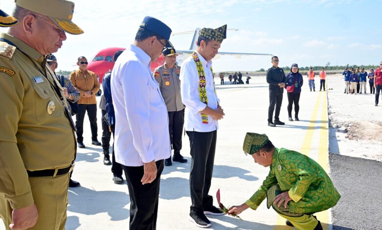 Tiba di Kalbar, Presiden Jokowi Disambut Prosesi Adat Tepung Tawar