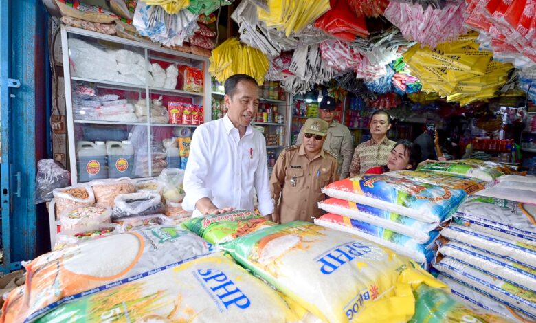 Presiden Jokowi Pantau Stabilitas Harga di Pasar Sungai Ringin Sekadau Saat Ramadan