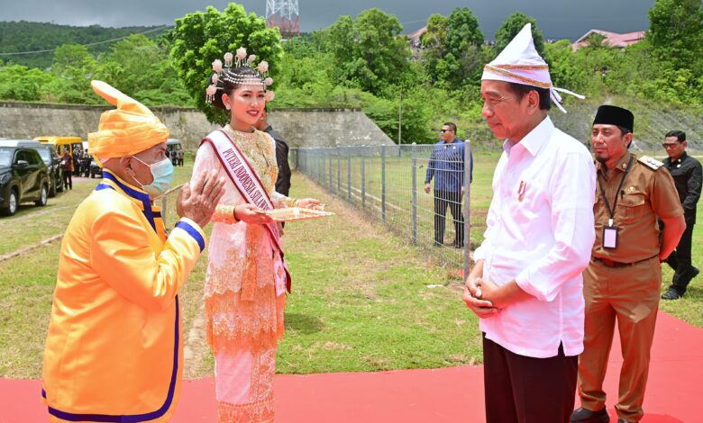 Tiba di Banggai Kepulauan, Presiden Jokowi Disambut Ketua Adat dan Masyarakat