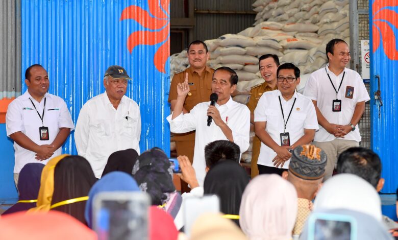 Presiden Jokowi Tinjau Stok Beras dan Serahkan Bantuan Pangan di Kabupaten Bungo