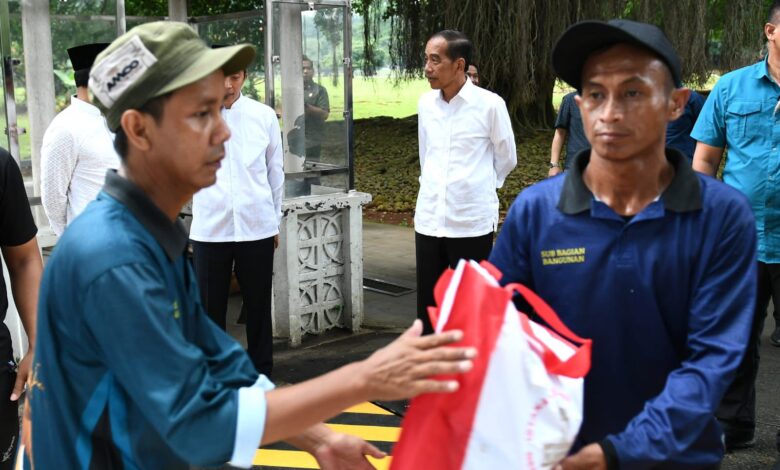 Presiden Jokowi Saksikan Penyerahan Sembako untuk Warga di Halaman Istana Bogor