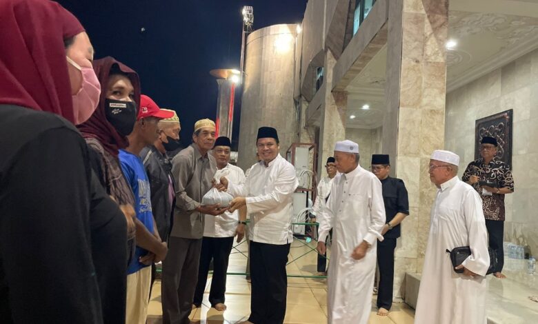 Berdayakan Masyarakat, Gubernur Kalsel Salurkan Zakat di Masjid Raya Sabilal Muhtadin