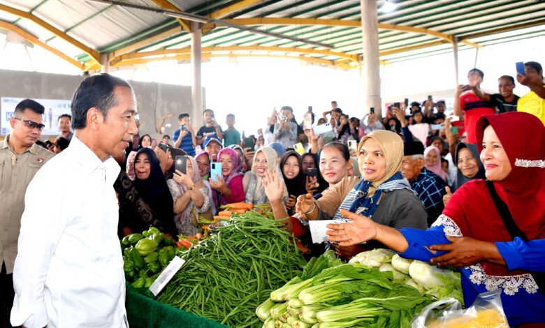 Jelang Lebaran, Presiden Jokowi Pantau Stok dan Harga Bahan Pokok di Pasar Rakyat Merangin