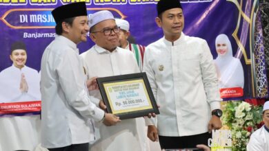 Safari Ramadan di Banjarmasin, Wagub Hasnuryadi dan Walikota Banjarmasin Serahkan Hibah ke Masjid Nurul Jannah